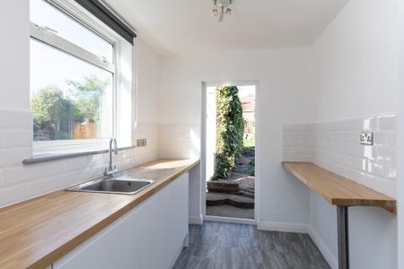 3 bedroom semi-detached house to rent - Photo 3