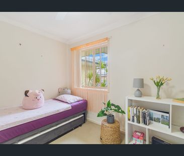 TOWNHOUSE LOCATED IN THE POPULAR "KIRRA SHORES" - Photo 3