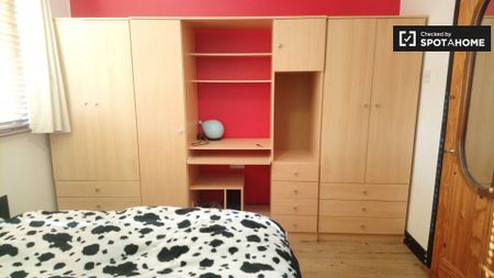 Double Bedroom for rent in 4-Bedroom House in Clontarf - Photo 3
