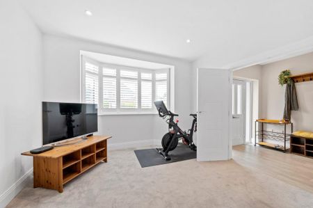 5 bedroom semi-detached house to rent - Photo 2