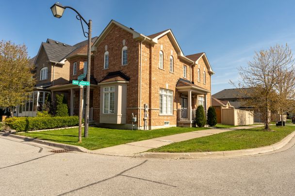 For Lease - 1 Green Hollow Court, Markham, Ontario - Photo 1