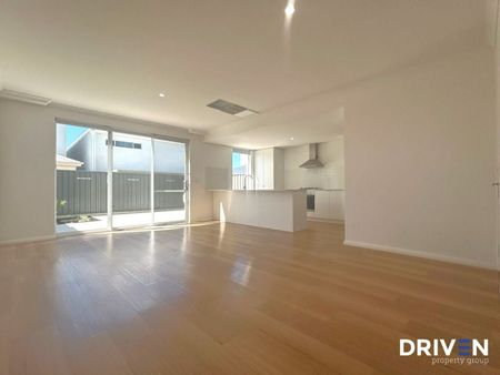 Near-New 4x2 Double-Storey Home in Prime Currambine Location - Photo 2