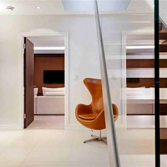 4 bedroom mews to rent - Photo 1