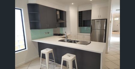 Modern Style Courtyard - Conveniently Located - Photo 4