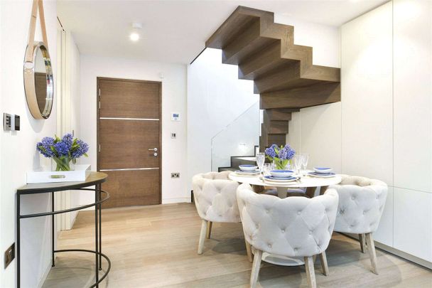 A brilliant one bedroom split level apartment situated on Gilston Road in Chelsea. - Photo 1