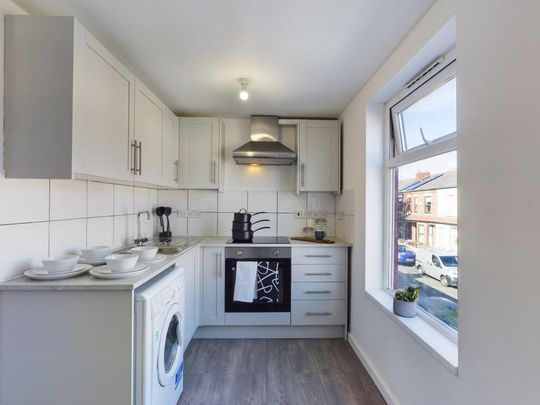 4 bedroom flat to rent - Photo 1