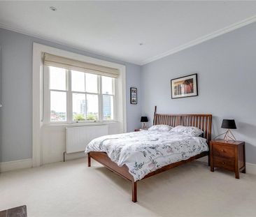 2 bedroom flat in London - Photo 1