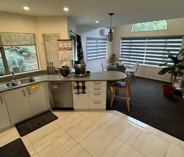 IMMACULATELY PRESENTED FOUR BEDROOM FAMILY HOME: - Photo 4