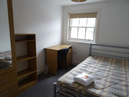 8 Bed Student Accommodation - Photo 2