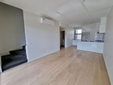 Stunning Townhouse - in the Heart of Clayton Close to Station - Photo 4
