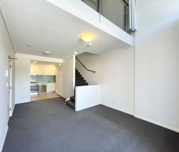 BRIGHT & SPACIOUS ONE BEDROOM SPLIT LEVEL APARTMENT IN PRIME LOCATION - Photo 6