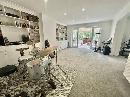 5 bedroom detached house to rent - Photo 1