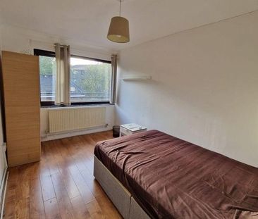 1 bedroom in a flat share to rent - Photo 3