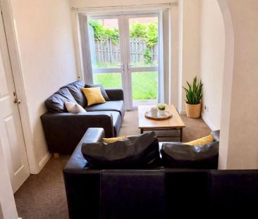 4 bedroom semi-detached house to rent - Photo 2
