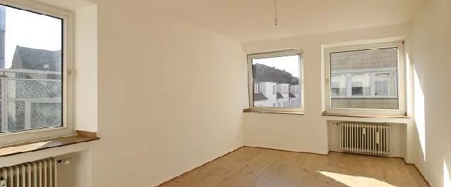 STUDENTEN AUFGEPASST! SCHICKES APARTMENT MIT NEUEM BAD AUF DER HOCHSTRASSE ZU MIETEN! - Photo 1