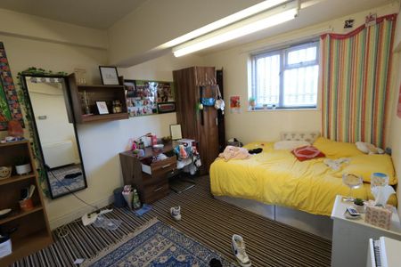 4 bedroom flat to rent - Photo 2