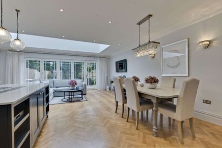 Modern four bedroom townhouse in a private gated development close to Oatlands village. - Photo 3