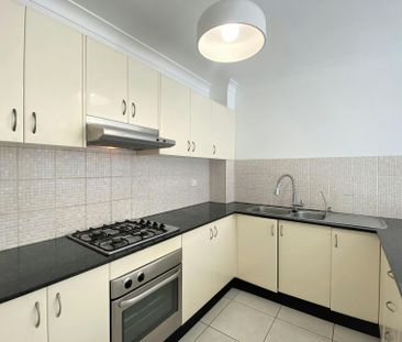 SPACIOUS AND MODERN TOP FLOOR APARTMENT - Photo 4