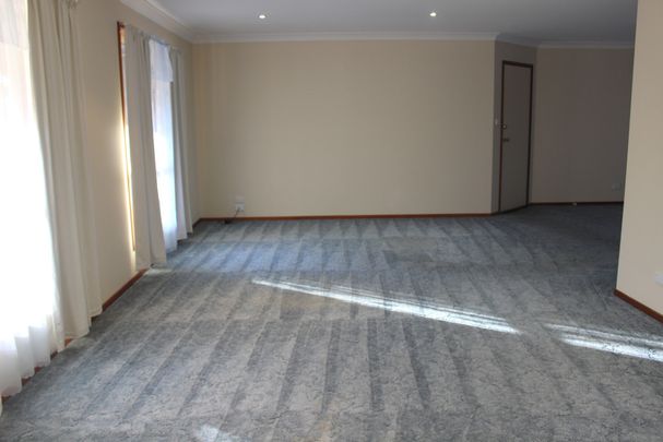 CHARMING FAMILY HOME IN A PRIME LOCATION - Photo 1