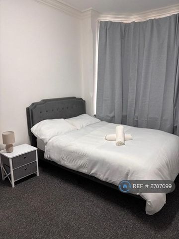 1 bedroom in a house share to rent - Photo 2