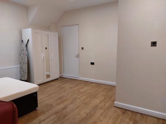 Room in a Shared House, Kenilworth Avenue, RG30 - Photo 1