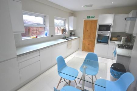 1 bedroom Flat To Let - Photo 2