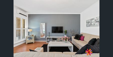 A STYLISH AND CONVENIENT UNIT IN COMO - Photo 3