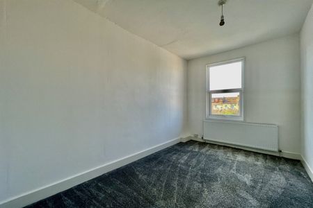 3 bed House Central Avenue, Southend-on-Sea, SS2 - Photo 5