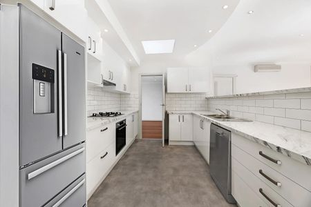 19 The Bulwark, Castlecrag NSW 2068 - House For Rent | Domain - Photo 4