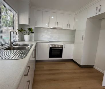 Newly Renovated Family Home - 350m from Waterfront! - Photo 4