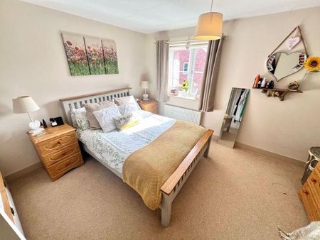 2 bedroom mews to rent - Photo 2