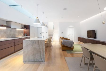 4 bedroom end of terrace house to rent - Photo 2