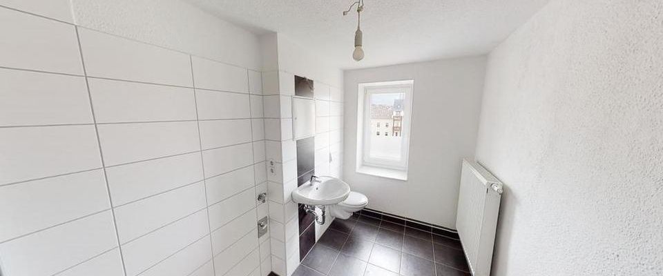 große Dachgeschosswohnung mit Einbauküche - Photo 1