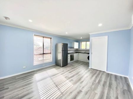 ONE BEDROOM GRANNY FLAT UPSTAIRS ABOVE GARAGE - WATER USAGE INCLUDED !! - Photo 5