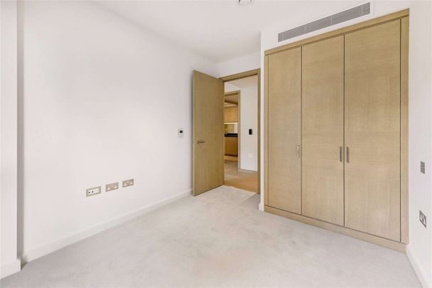 A well-presented two bedroom apartment in the spectacular Legacy Building, Embassy Gardens. - Photo 1