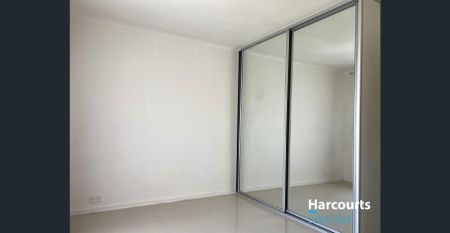 Home close to shops, schools and public transport - Photo 3