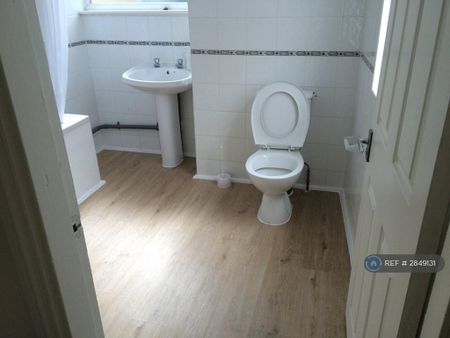 3 bedroom flat to rent - Photo 5