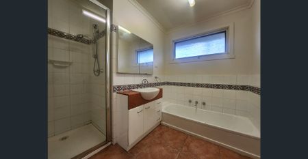 Large family home offering wide street frontage in perfectly positioned street - Photo 3