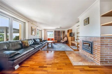 Nabídka pronájmu prostorného bytu 4+1 s terasou a zahradou, Pod urnovým hájem 45, Praha-Zbraslav, ideální pro rodiny, výhled na panorama - Fotografie 2