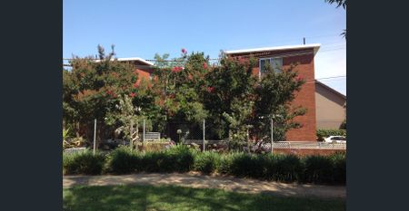 Well maintained studio apartment in perfect location - Photo 4