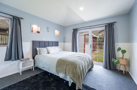 Private, Modern Family Oasis – 5 Min Walk to CBD - Photo 5