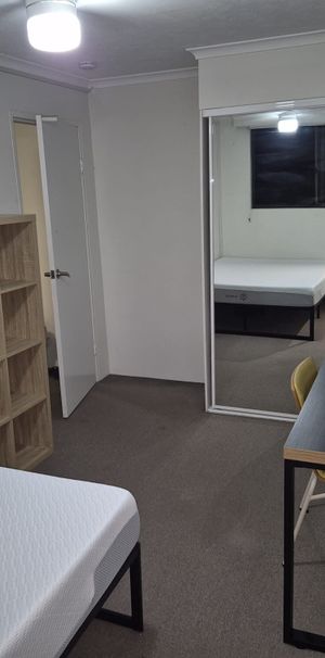 Broadbeach - Photo 1