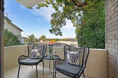 Beautifully Renovated Apartment With Double Garage - Photo 4