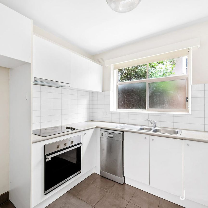 GROUND FLOOR TWO BEDROOM APARTMENT - Photo 1