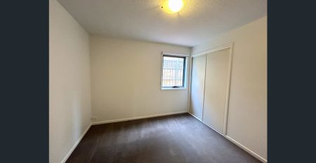 Stylish 2-Bedroom Apartment with Courtyard and Carport in Perfect Location - Photo 3