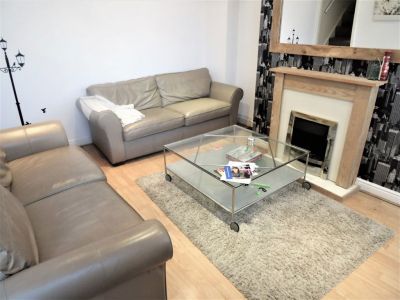 3 bedroom House in Woodside Place, Leeds - Photo 3