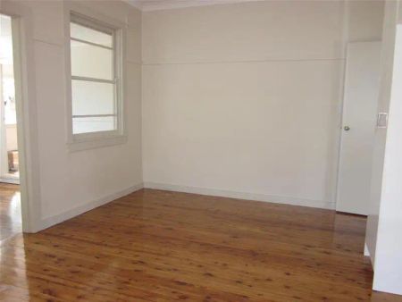 “Beautifully Renovated 3 Bedroom House” - Photo 3