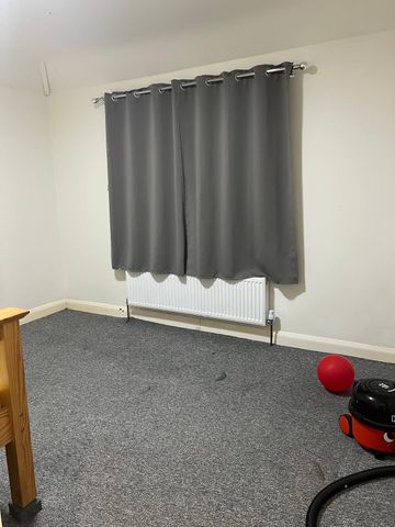 Three/Four bedroom flat inclusive of bills - Dagenham - Photo 2