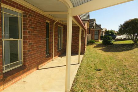 FRESH AND BRIGHT SPACIOUS 3 BEDROOM HOME! - Photo 3