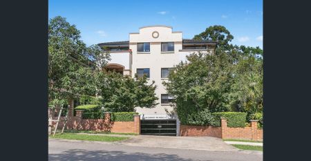 Spacious penthouse apartment enjoys top floor privacy with district views - Photo 5